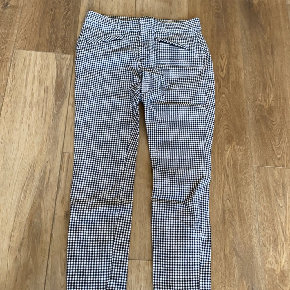 Gap women’s size 6 skinny ankle pants.